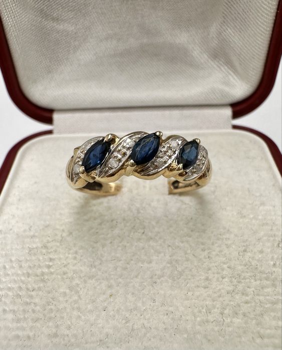 Złoty pierścionek z szafirami 0,57ct i diamentami 0,04ct