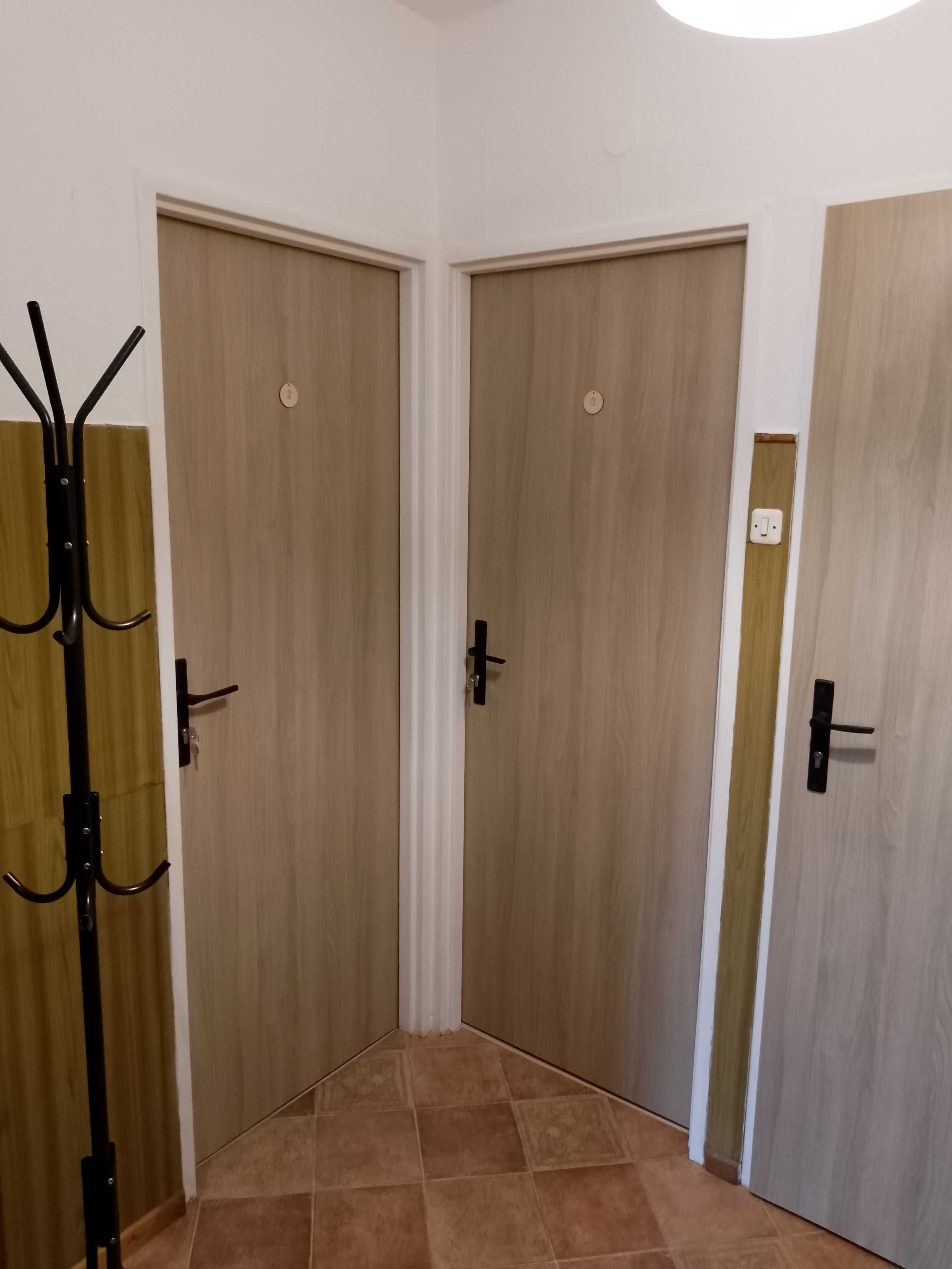 RESERVED Metro, tram, internet - small single room in 100% rent apart.