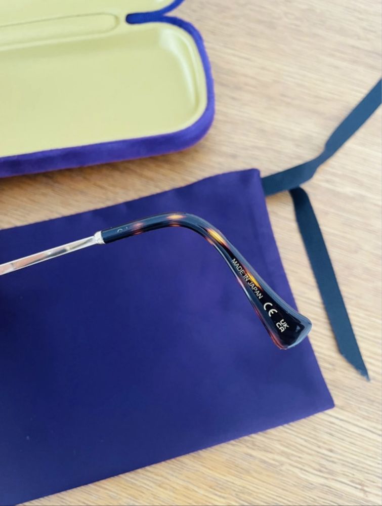 Armações metálicas douradas gucci