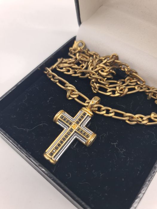 Colar com crucifixo banhado a ouro e pedras de zirconio ART GALLERY