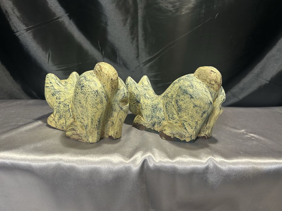 Zestaw 2 Drewnianych Kotów – Artystyczna Rzeźba z Charakterem