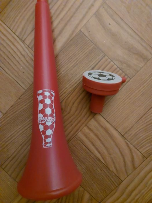 Trąbka kibica bardzo głośna