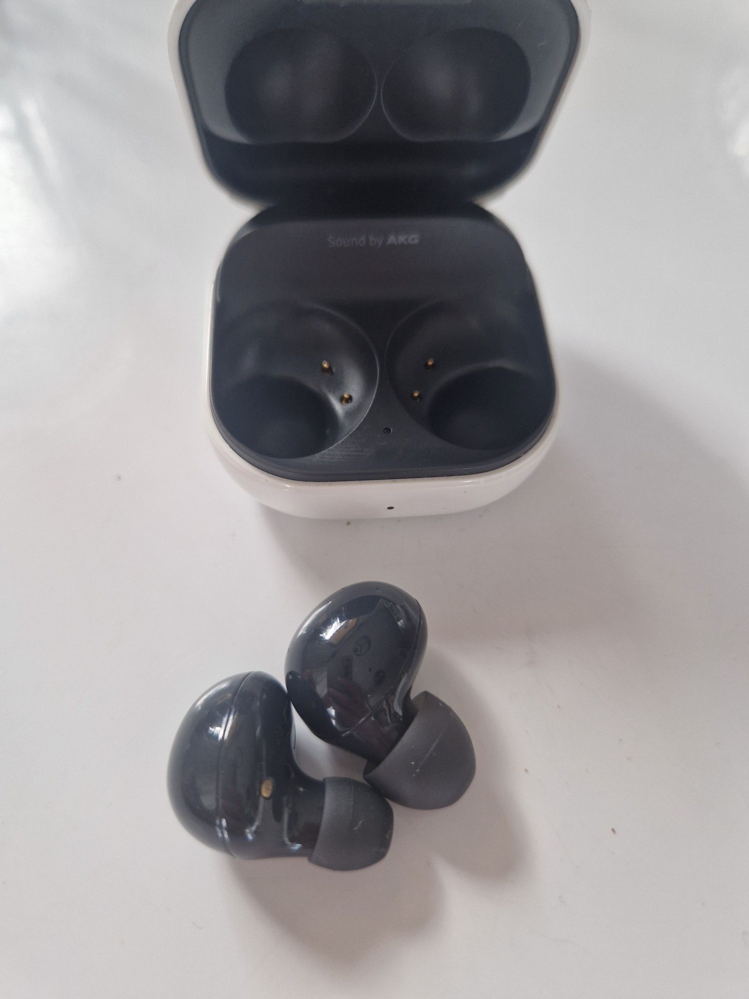 Słuchawki bezprzewodowe Samsung Galaxy Buds 2 – używane + etui Pokébal