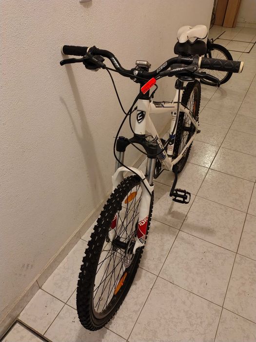 Bicicleta todo terreno, como nova.