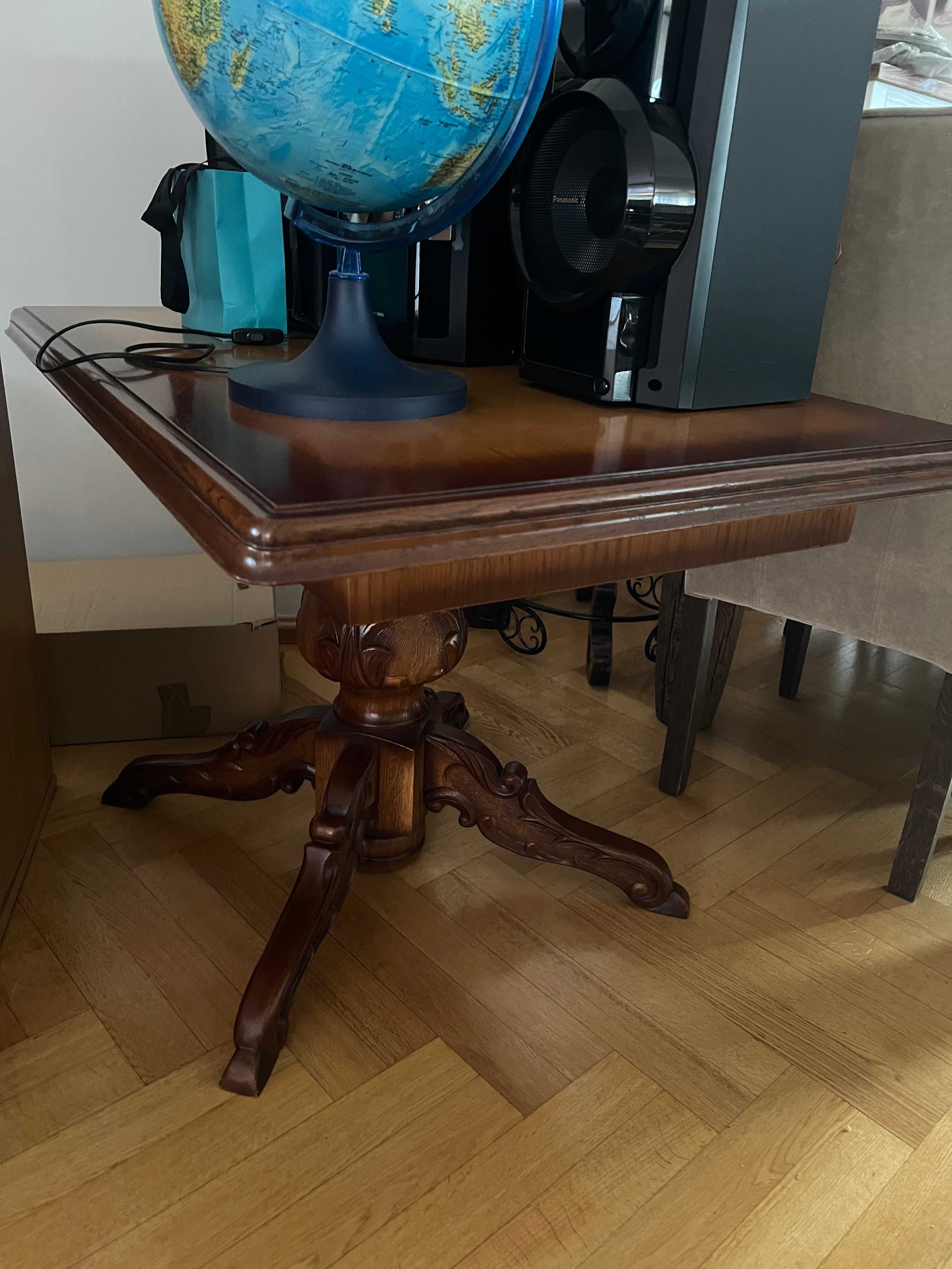 Stół drewniany zdobiona nóżka