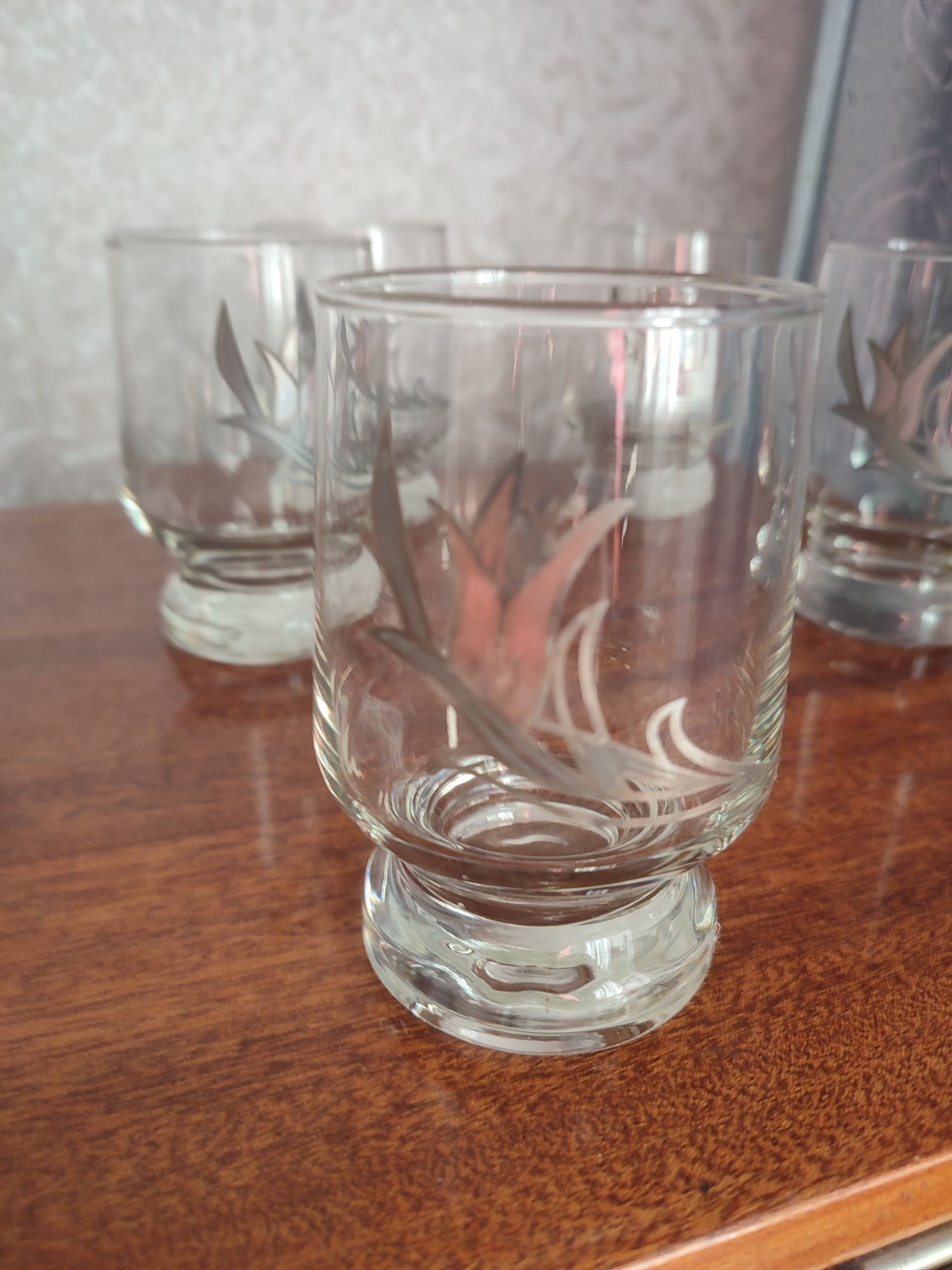 Продаю. большое блюдо и стаканы. И ёмкости для воды.10л
