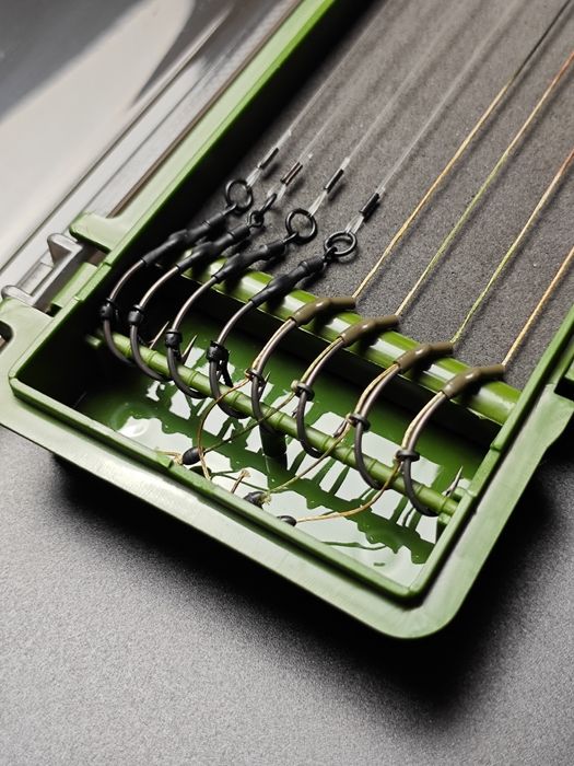 Na prezent Zestaw 8 sztuk przyponów karpiowych w piórniku