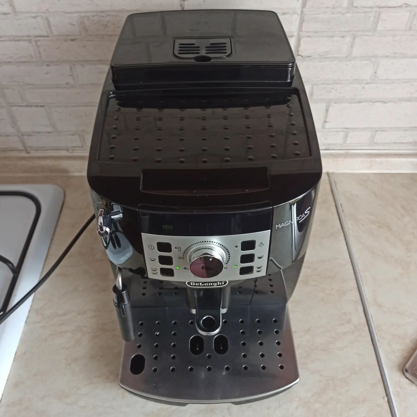 Кавомашина DeLonghi Magnifica S ECAM 22.110. 2022 рік.