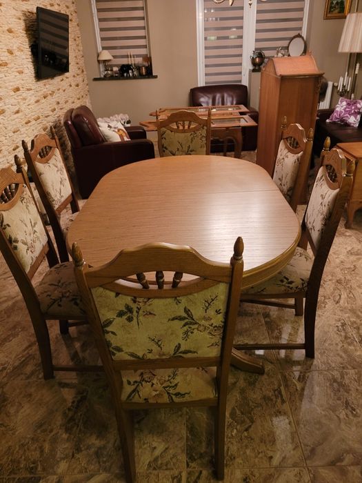 Rozkładany stół z krzesłami drewniany