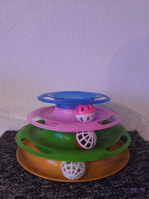 Trzypoziomowa zabawka dla kota z dzwoniącymi piłeczkami