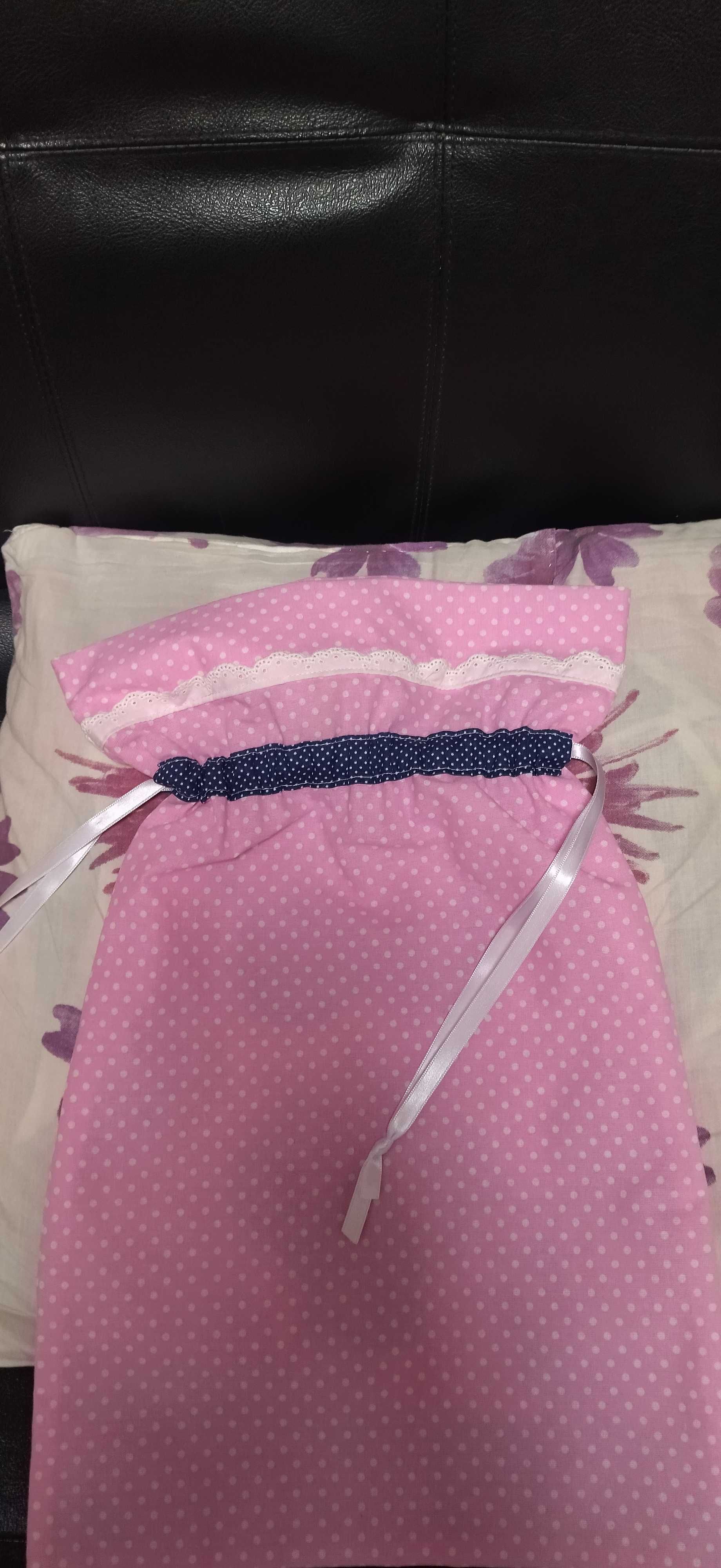 Bolsa Porta Lingerie Rosa com aplicação de pérolas no soutien e cueca