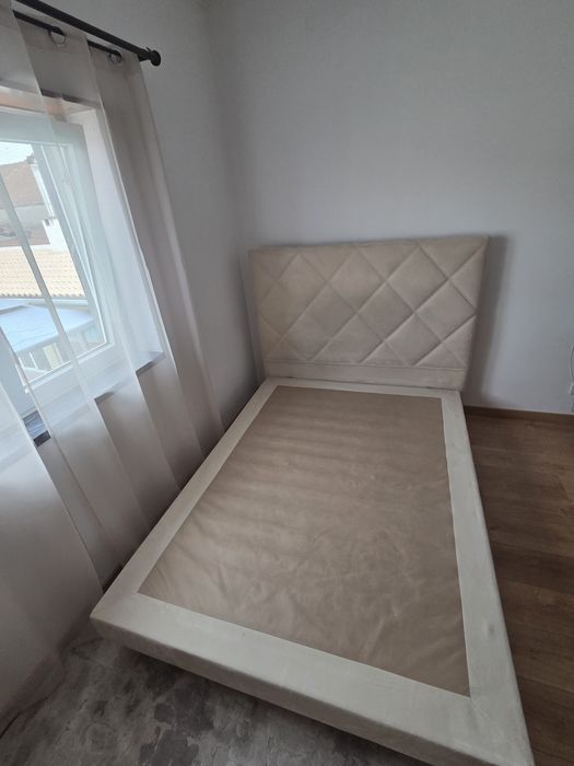 Cama e colchão em estado impecável
