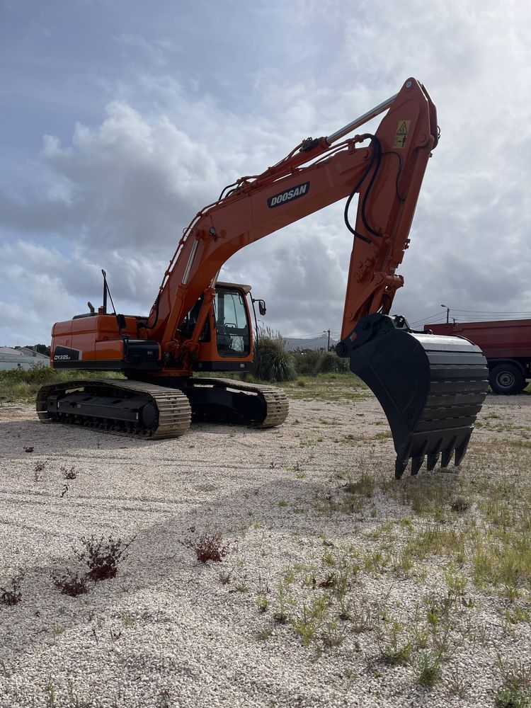 Escavadora / Giratoria Doosan 225 com 3 baldes e ripper Novos