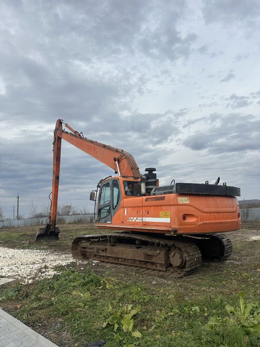 Екскаватор з довгою стрілою