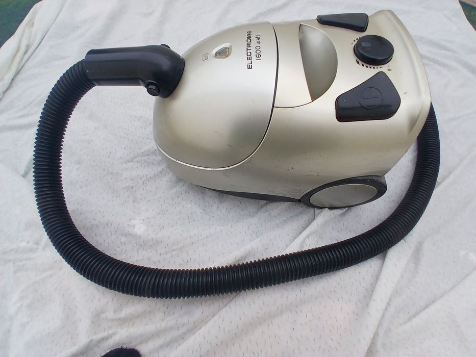 Aspirador Electrolux em bom estado de conservação, com ótimo desempenh