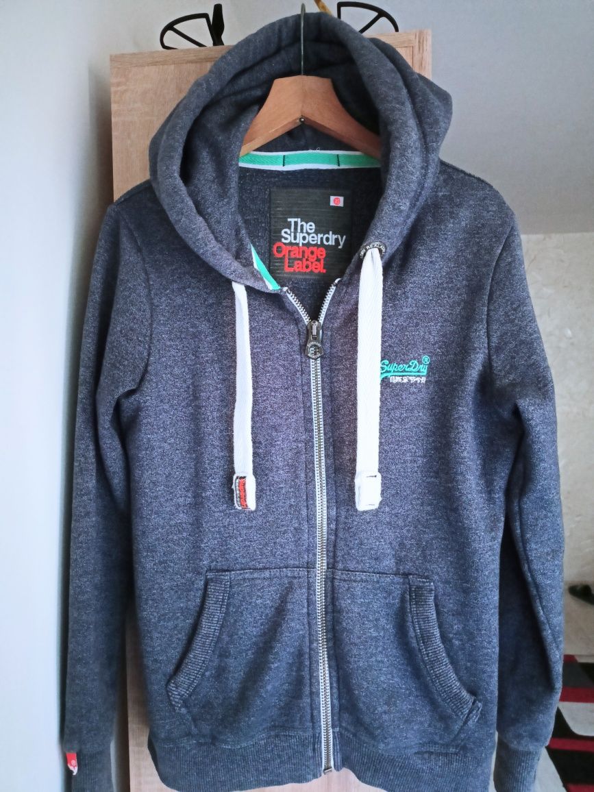 Damska bluza Superdry. Rozmiar S. Z kapturem.
Na metce XS, ale jest wi