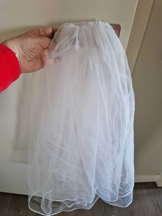 Śnieżnobiały welon z grzebieniem do upięcia