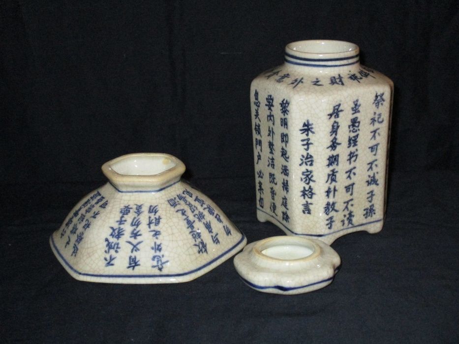 Pote e taça em porcelana com caracteres chineses