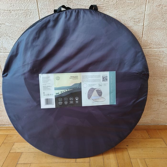 Namiot plażowy z zamkiem.