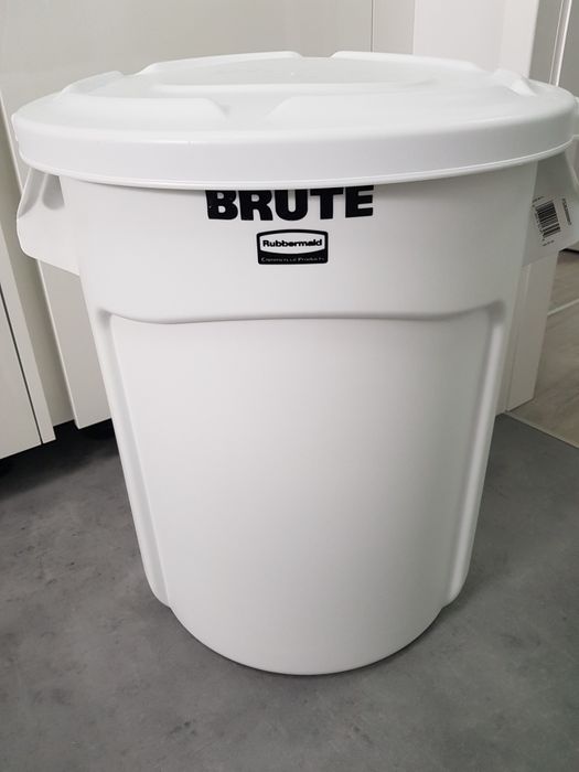 Brute Rubbermaid kontener biały na odpadki śmieci z pokrywką 75l