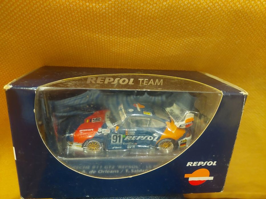 2 carros repsol antigos nas caixas