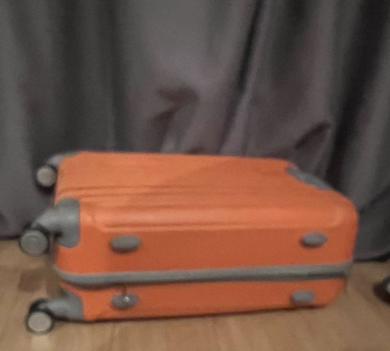 Чемодан дорожный