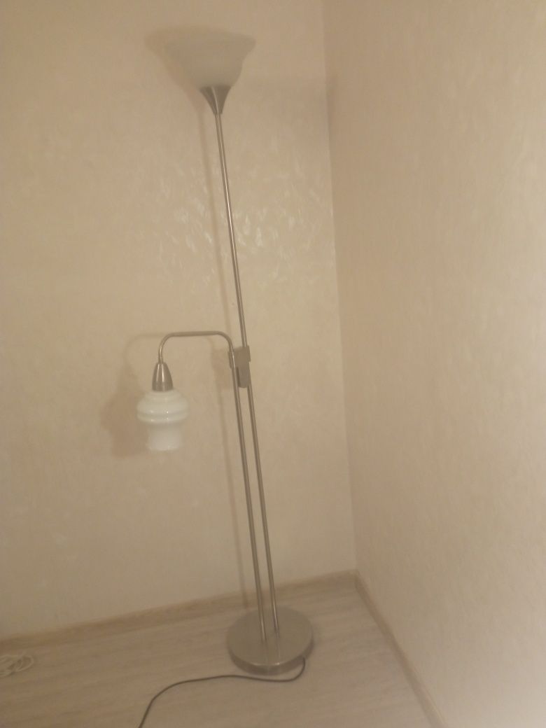 Lampa podłogowa.