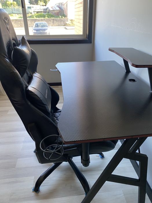 Mesa e cadeira gaming
