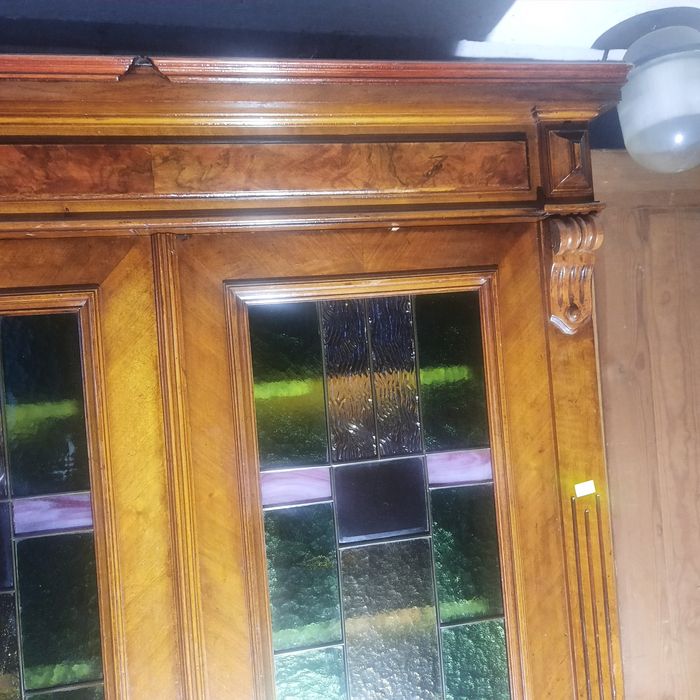 Stara piękna bieliżniarka dębowa w orzechu kolorowe szybki