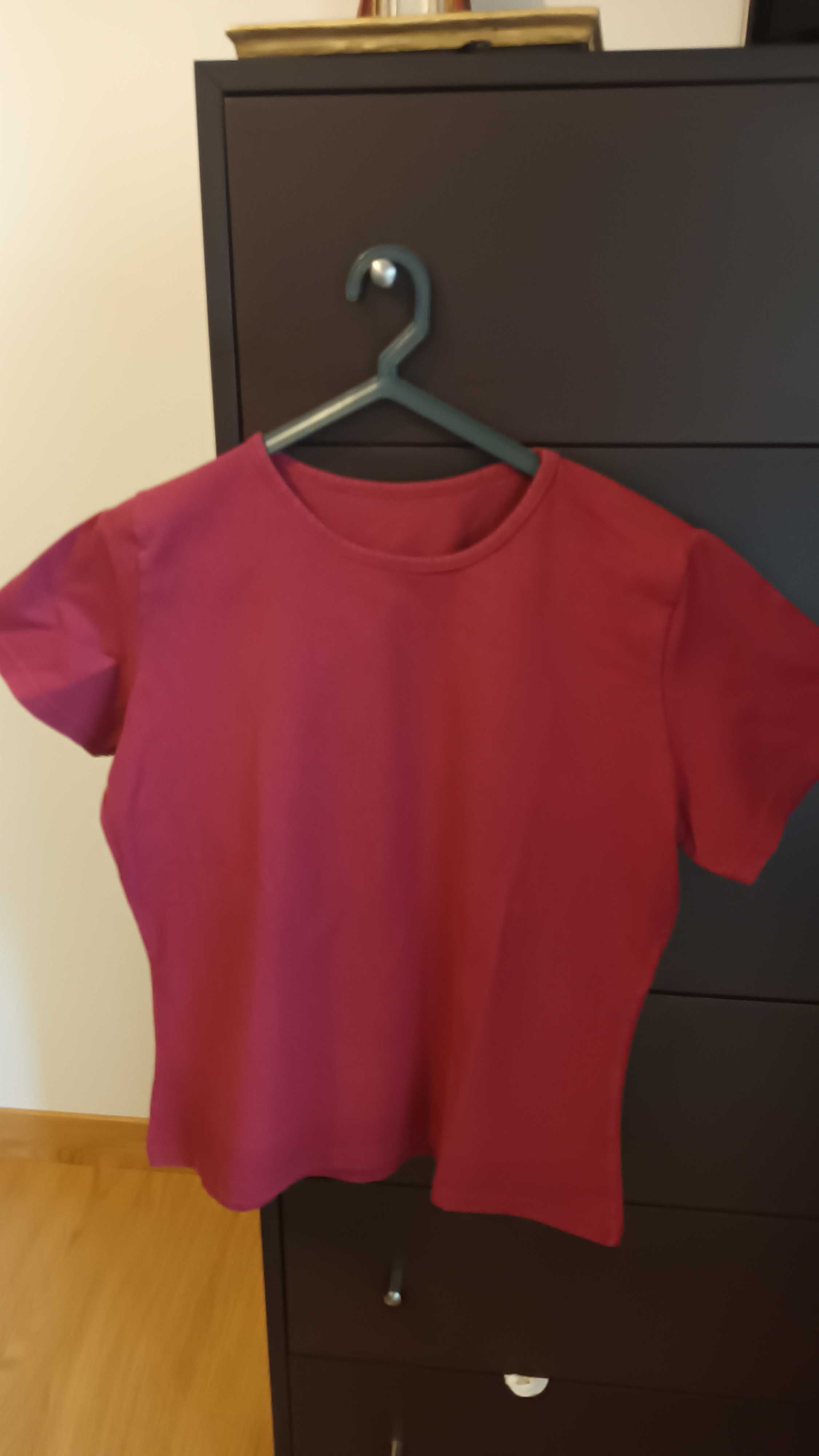 2 t-shirts em verde e bordeau