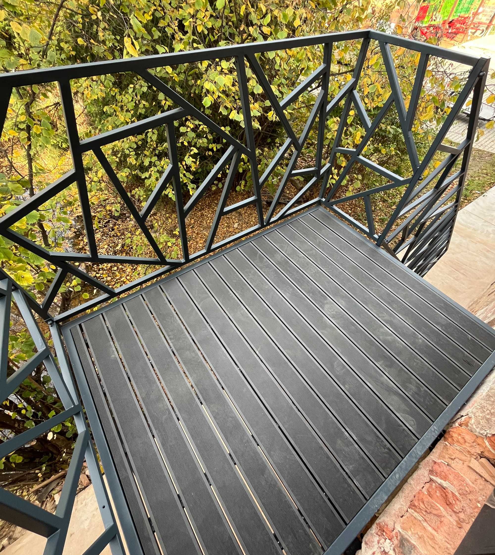 Schody zewnętrzne balustrady barierki platforma taras