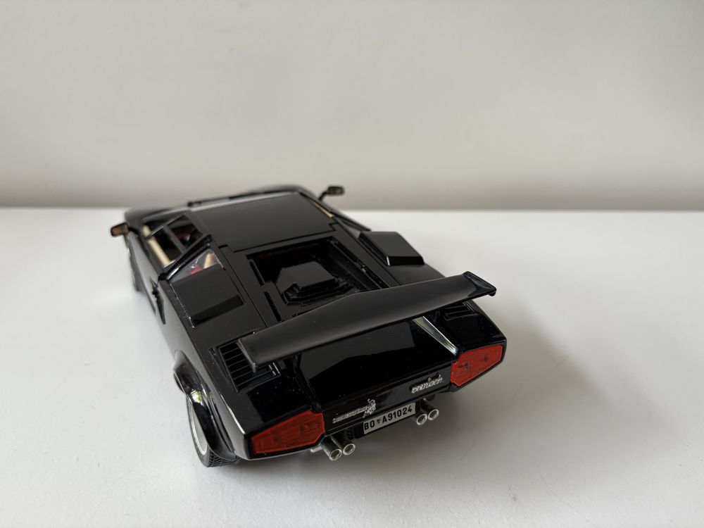 Model Lamborghini Countach 1:18 BBurago Burago (maisto welly)