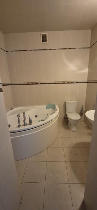 Просторий будинок для двох родин. Підвал, гараж на 2 авто.