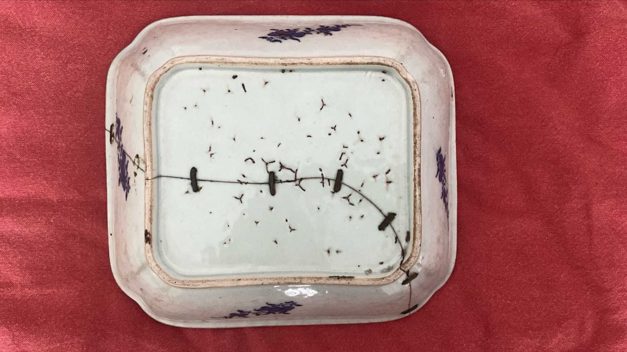 Base de prato em porcelana chinesa com decoração a azul, de “Cantão”