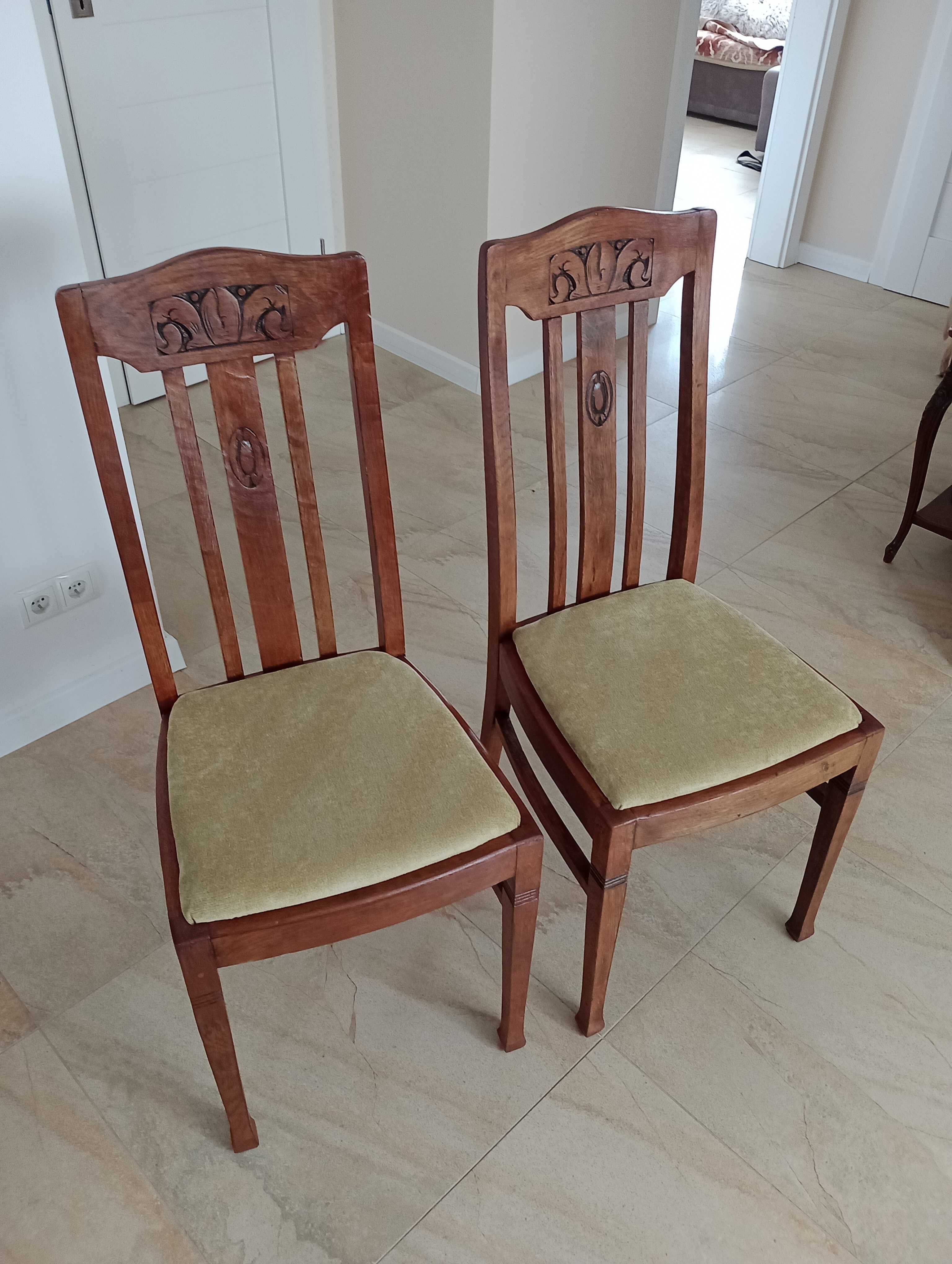 Dwa stylowe dębowe krzesła