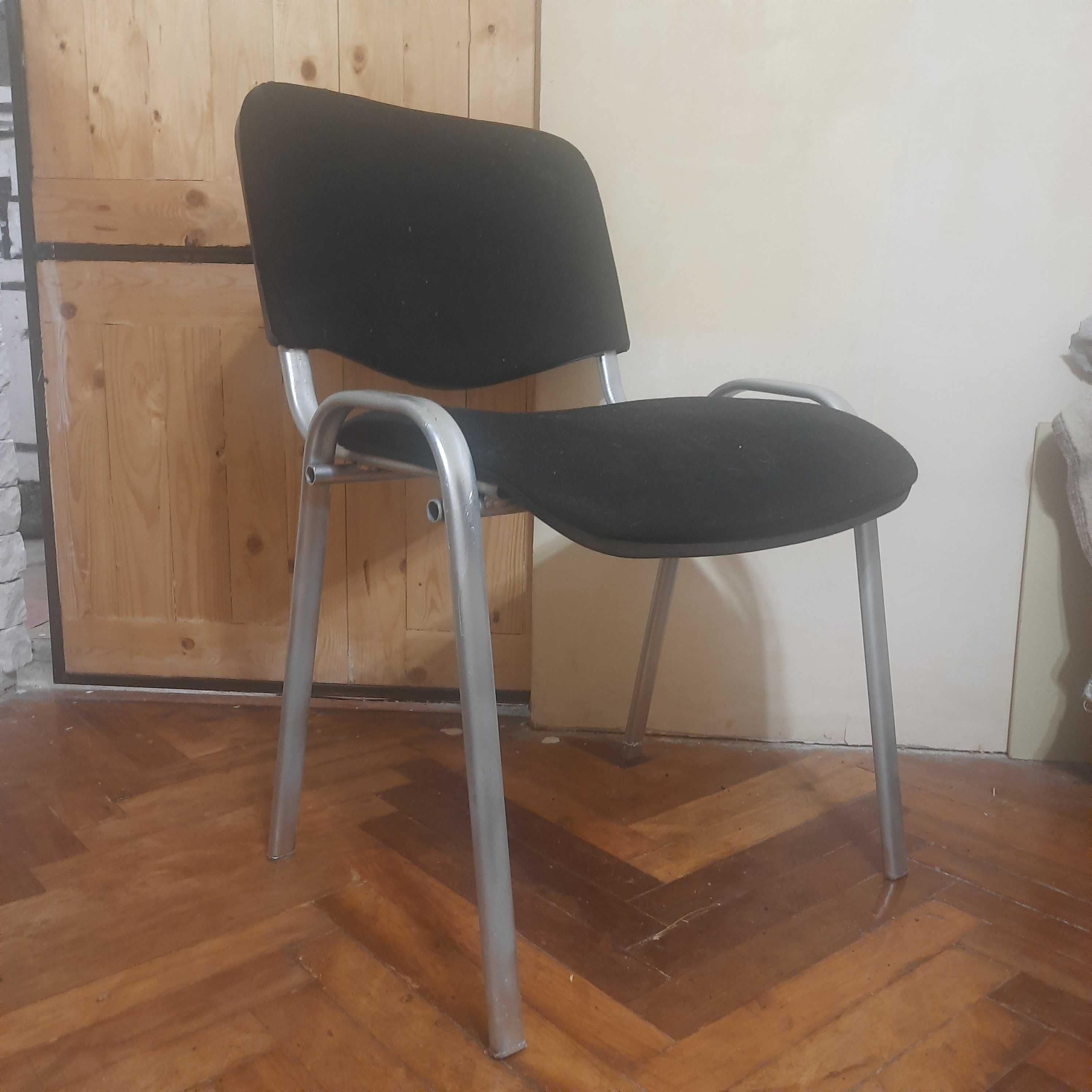 Офісний стілець простий
