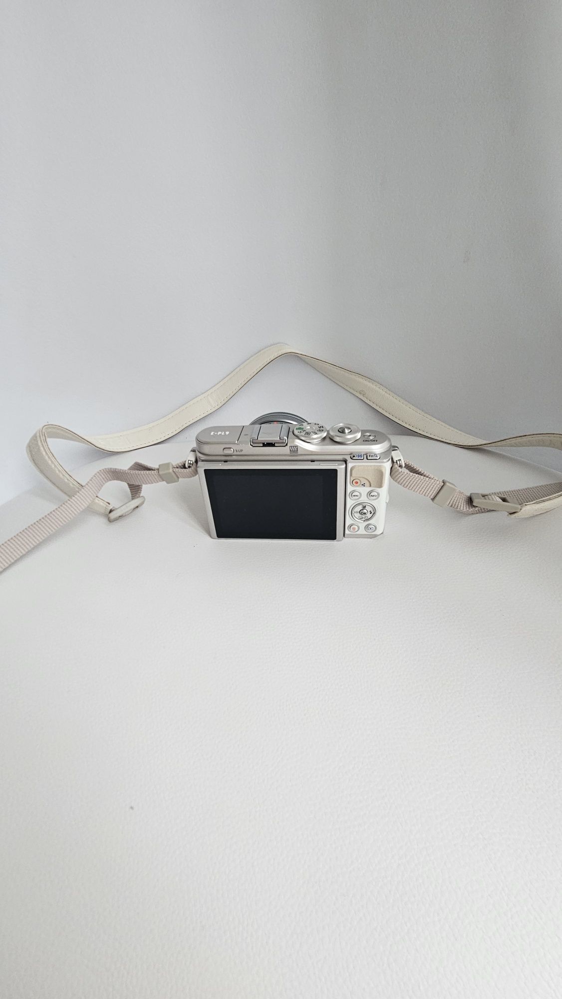 Olympus Pen E-PL9 z obiektywem 14-42