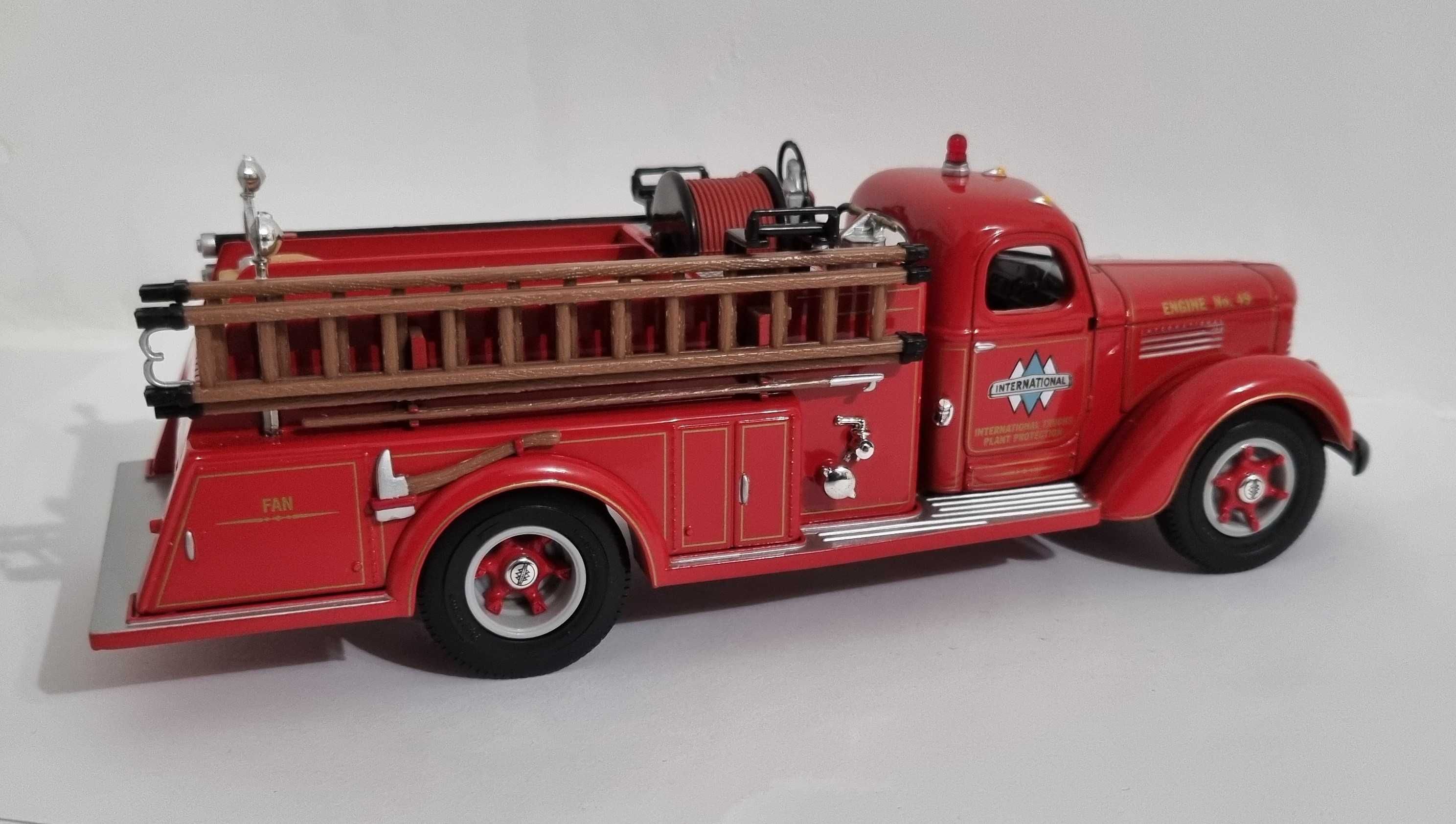 First Gear 1949 International Fire Truck 1:34 K-8 19-2761