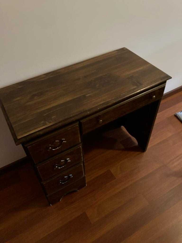 Secretaria antiga com quatro gavetas