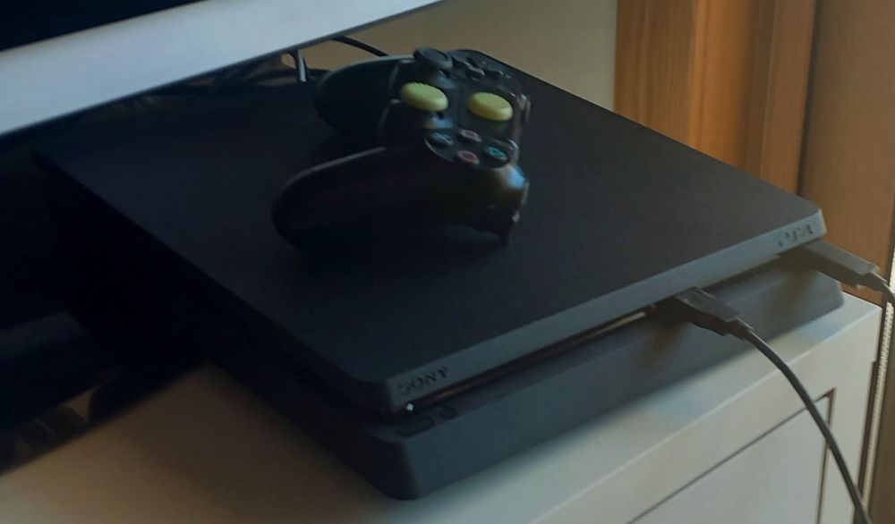 Ps4 seminova + 1 comando + 4 jogos + fones com led.64551474492163121