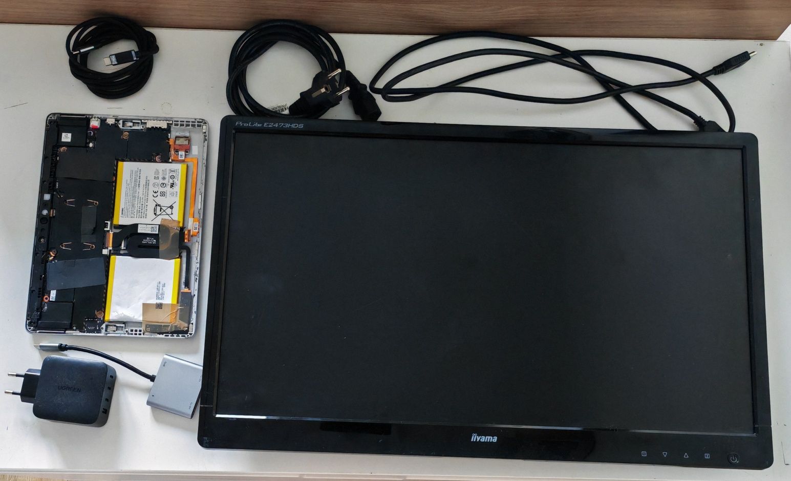 24" Monitor iiyama Pro lite E2478HDS +Microsoft Surface Go, bez wyświe