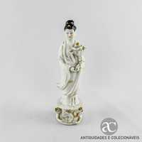 Kuan Yin / Guanyin em Porcelana da China com flor de lótus