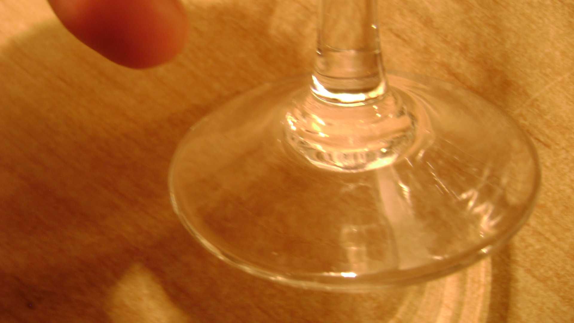 Starocie z PRL - Szkło kolorowe = Zestaw 4 kieliszków do wina