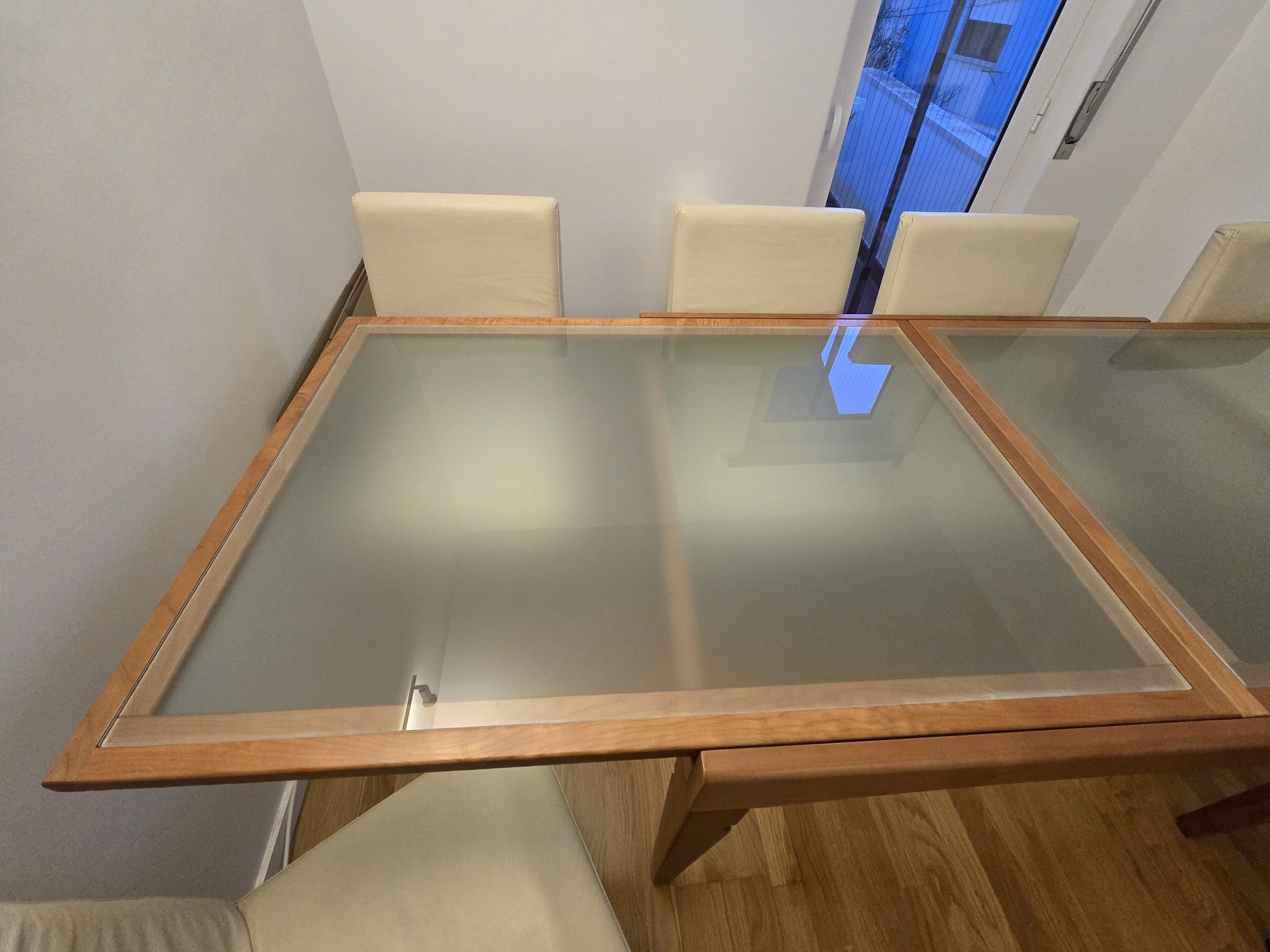 Mesa de sala com cadeiras