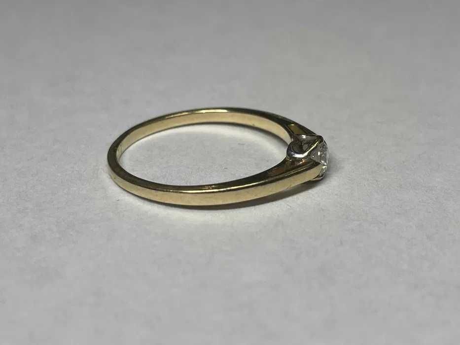 Złoty pierścionek zaręczynowy z diamentem 14kt 1,65 gran 0,15ct r.14