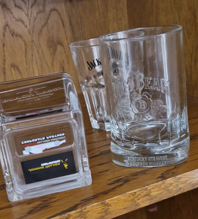 Szklanki do whisky.