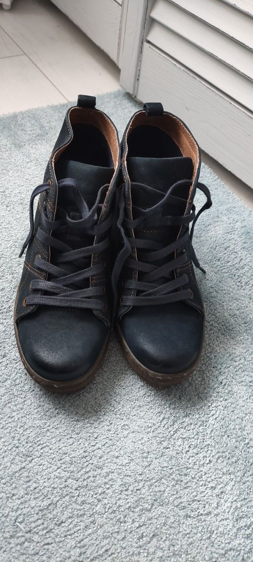 Granatowe skórzane buty na krytej koturnie Lasocki