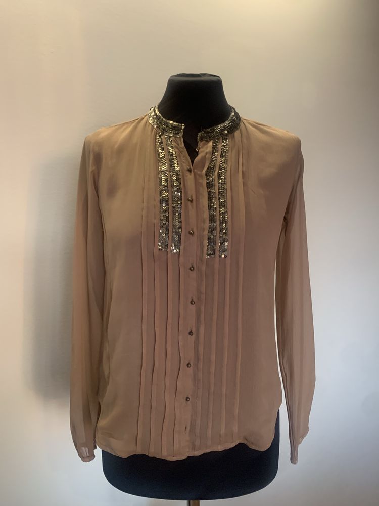 Blusa com lantejoulas douradas