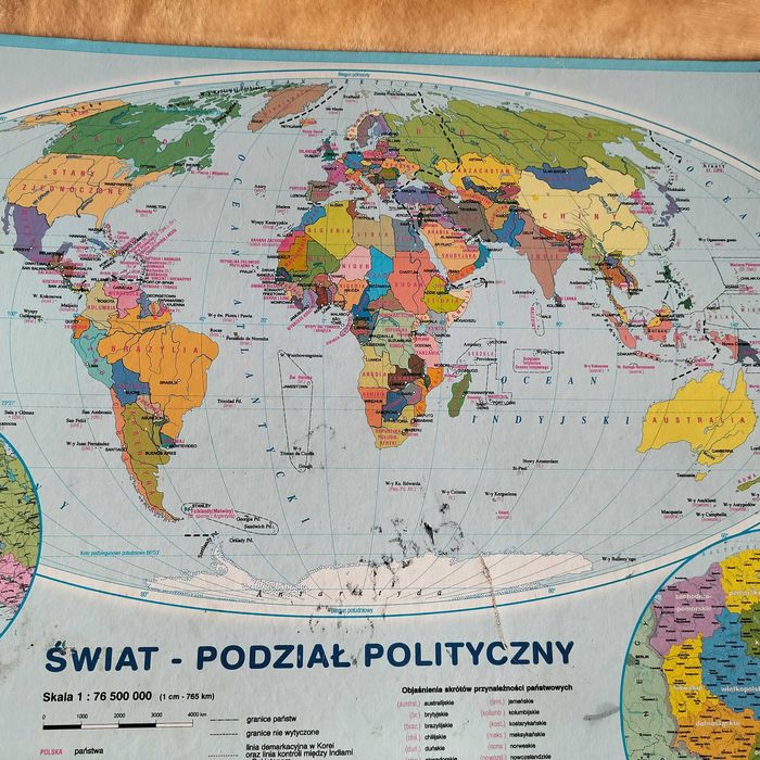 Mapa polityczna świata - podkładka na biurko, flagi, szczyty, wyspy.