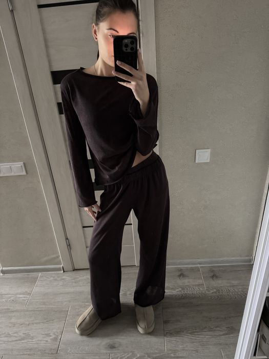 Костюм коричневого кольору,скоадається з 4 одиниць